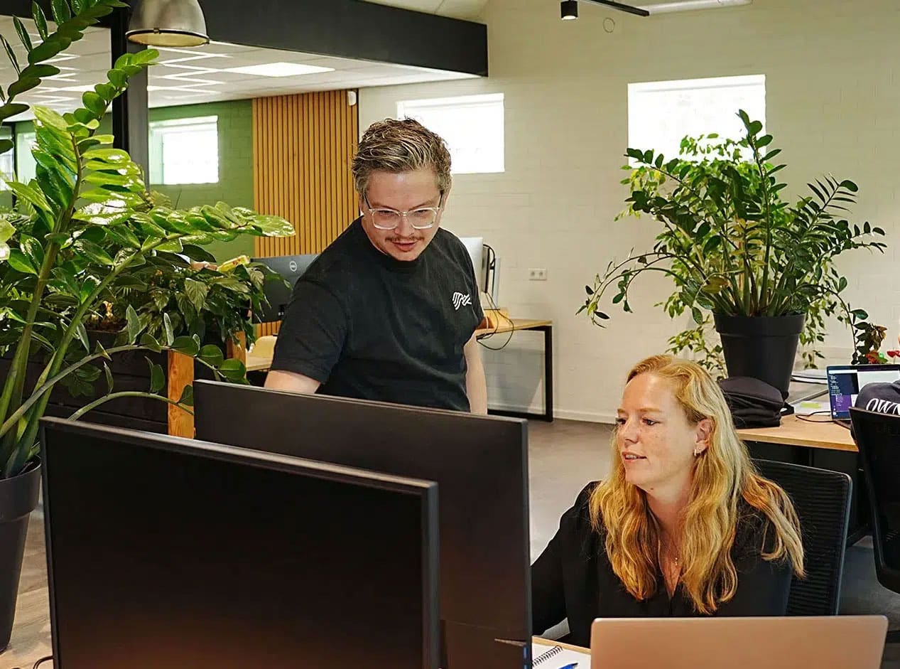 Joost en Manon die aan het overleggen zijn over online marketing.