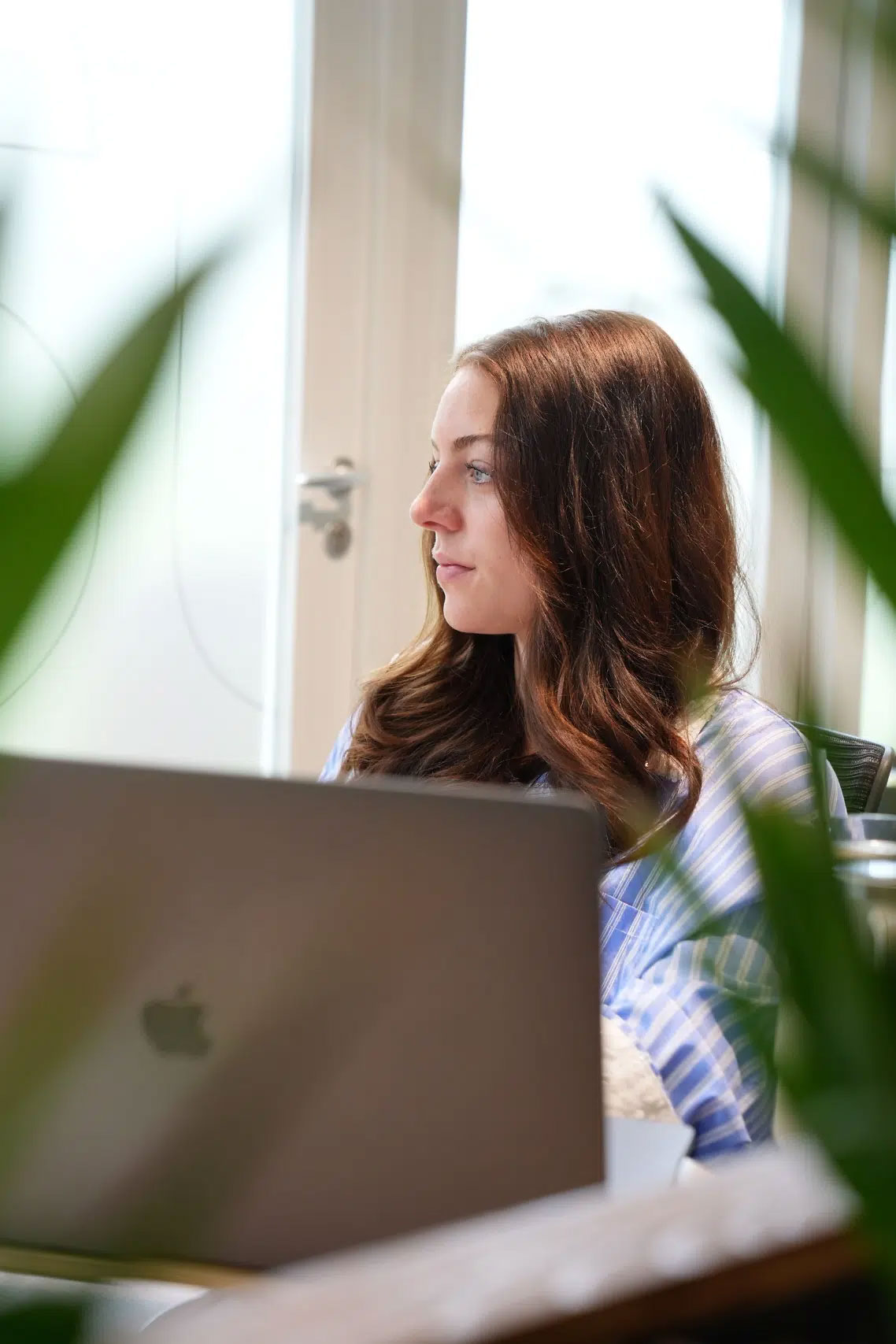 Medewerker geconcentreerd aan het werk achter een laptop.