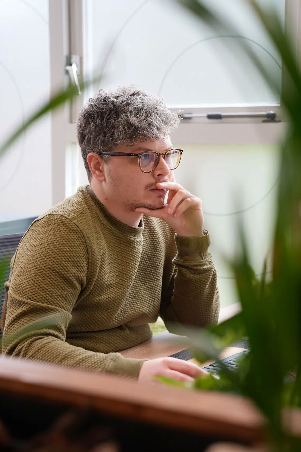 Medewerker geconcentreerd aan het werk achter een laptop.