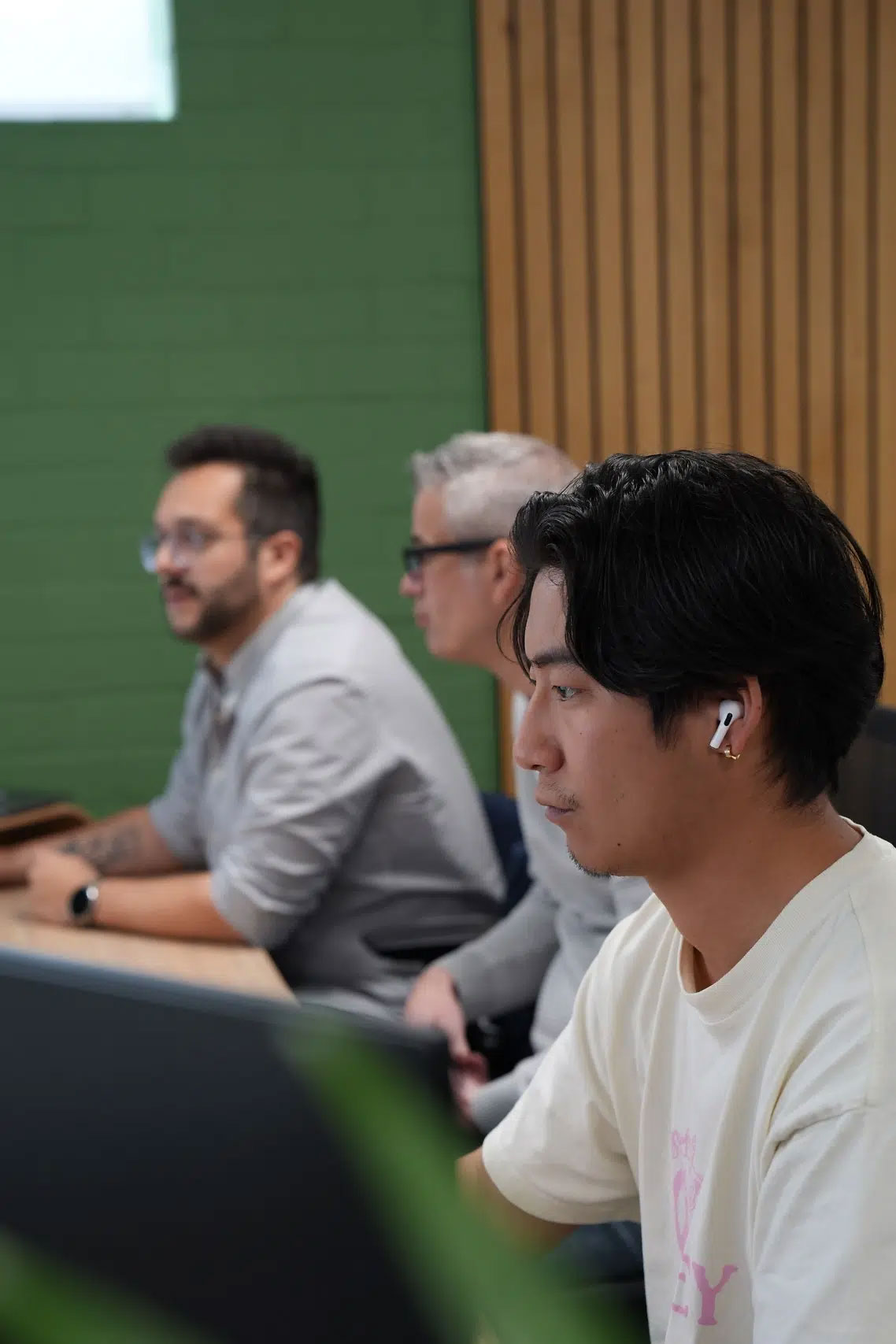 Medewerker die geconcentreerd aan het werk is achter zijn computer scherm.