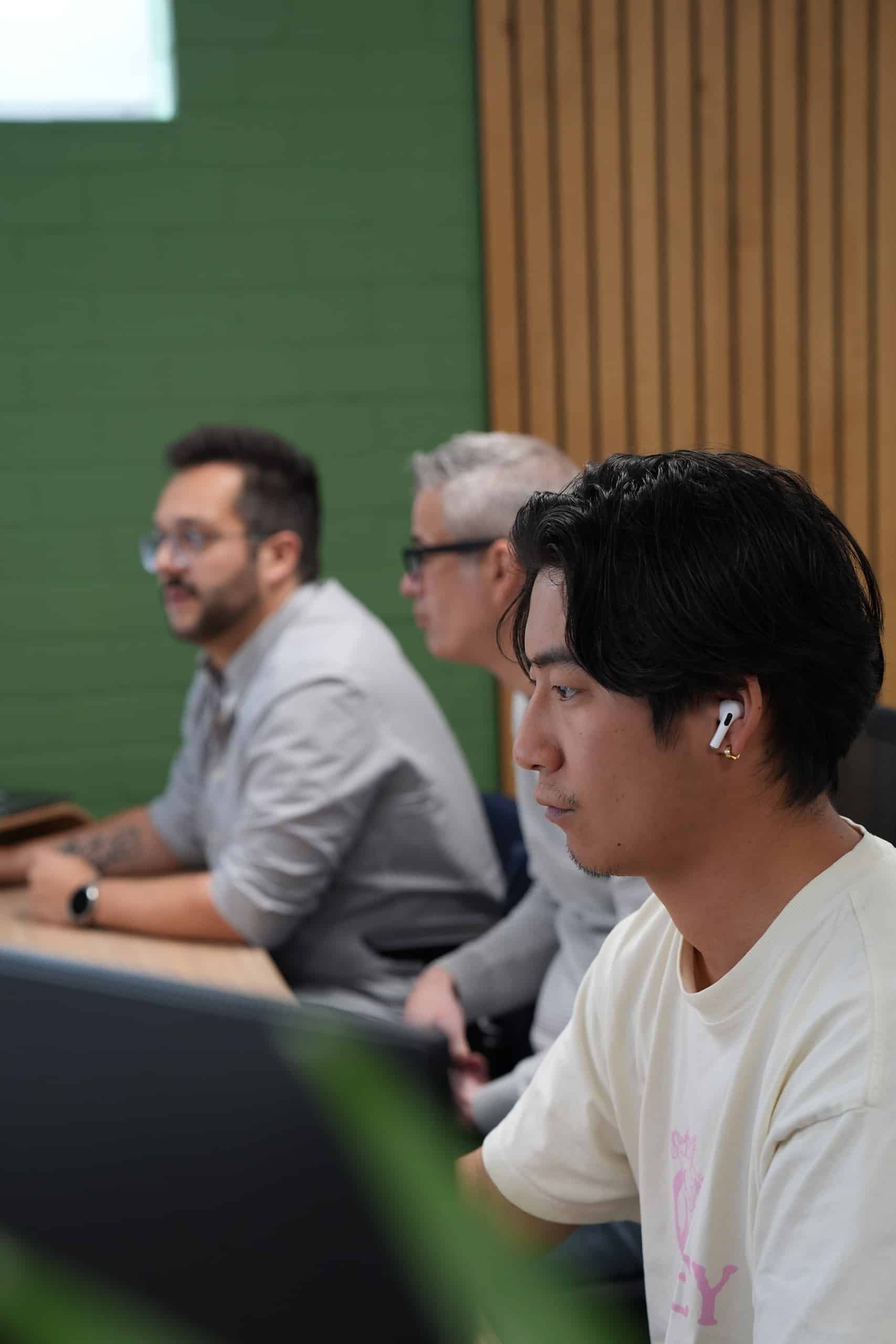 Medewerker die geconcentreerd aan het werk is achter zijn computer scherm.