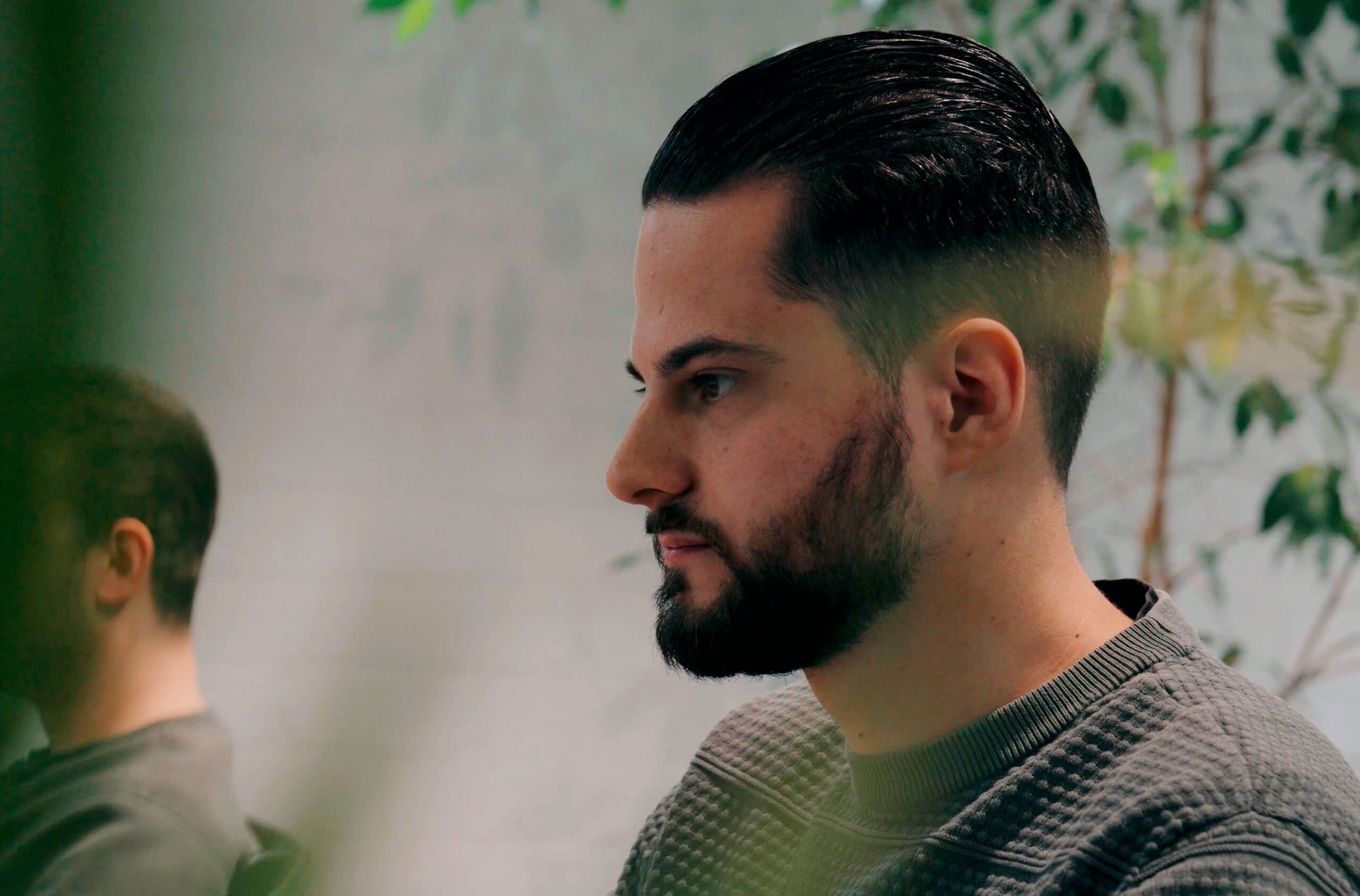 CLose-up van een medewerker die aan het werk is.