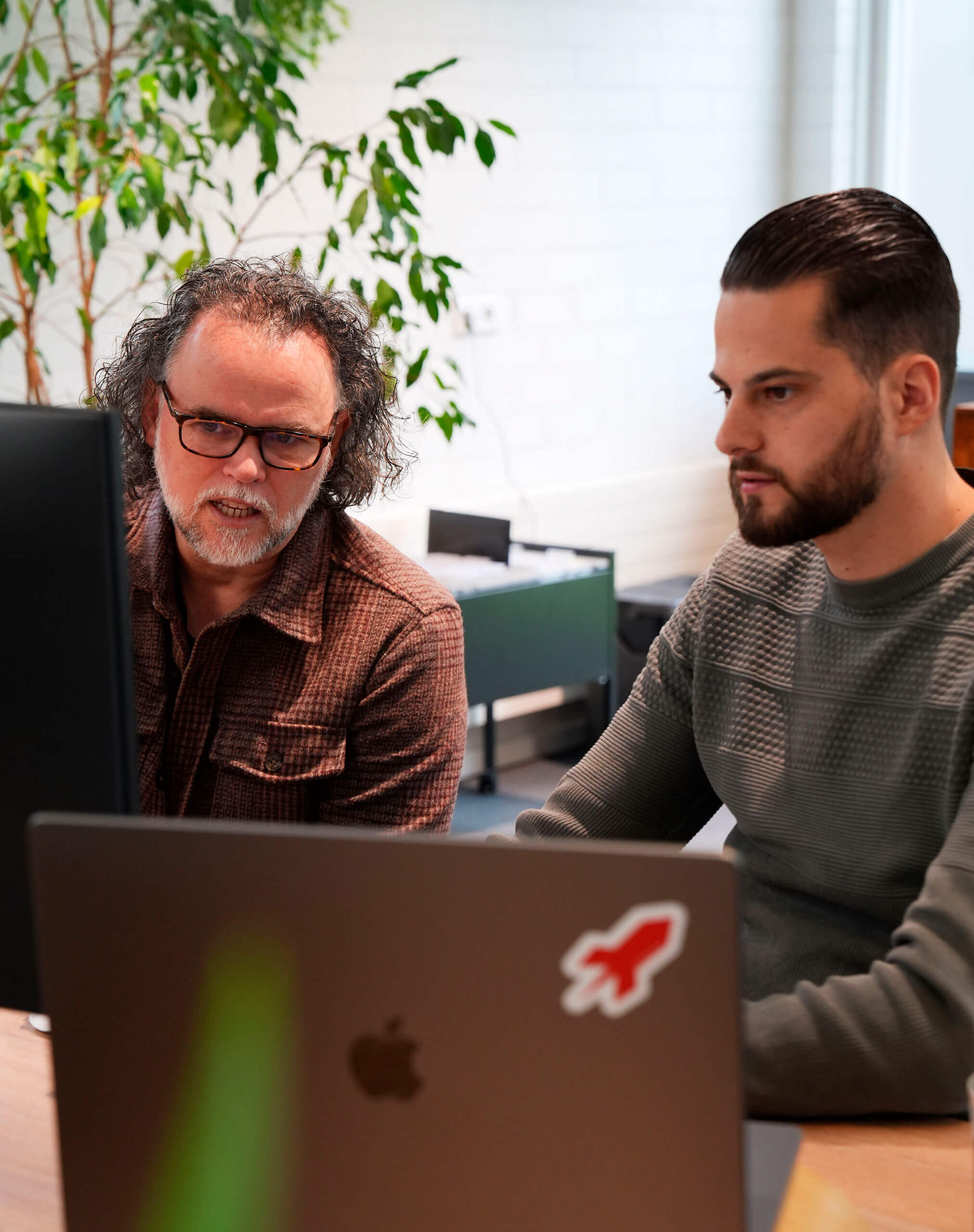 2 collega's die aan het overleggen zijn over een merkstrategie.