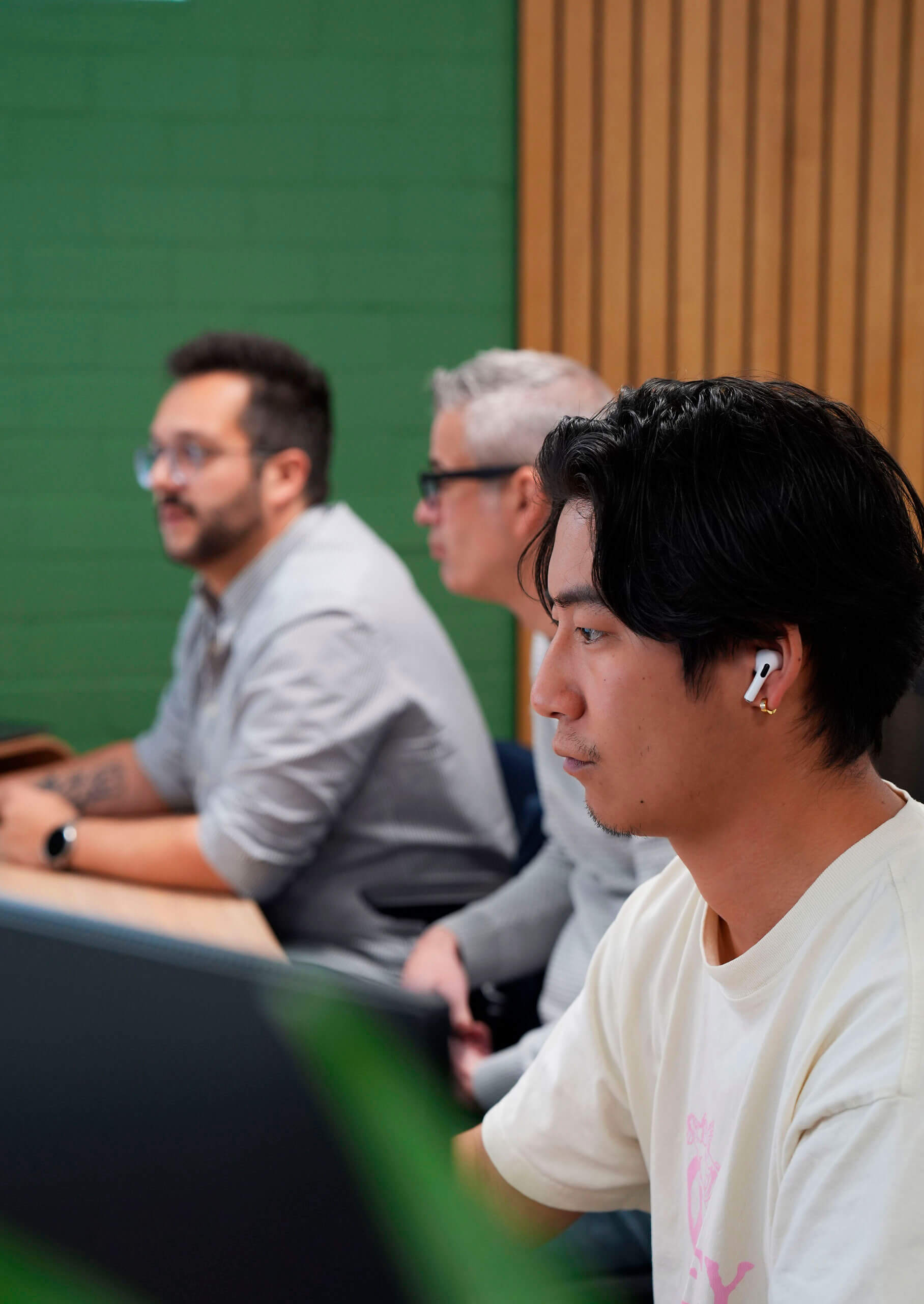 Medewerker die geconcentreerd aan het werk is achter zijn computer scherm.